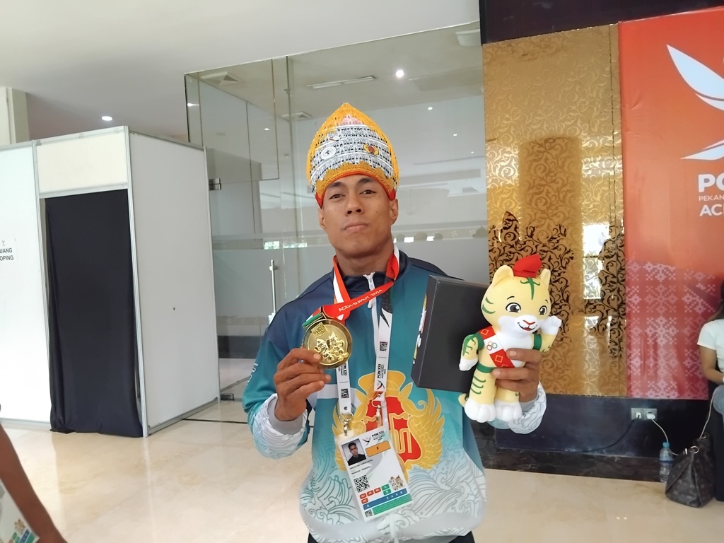 Atlet binaraga DIJ Sirilius Dwi March Woda saat pegang medali emas
