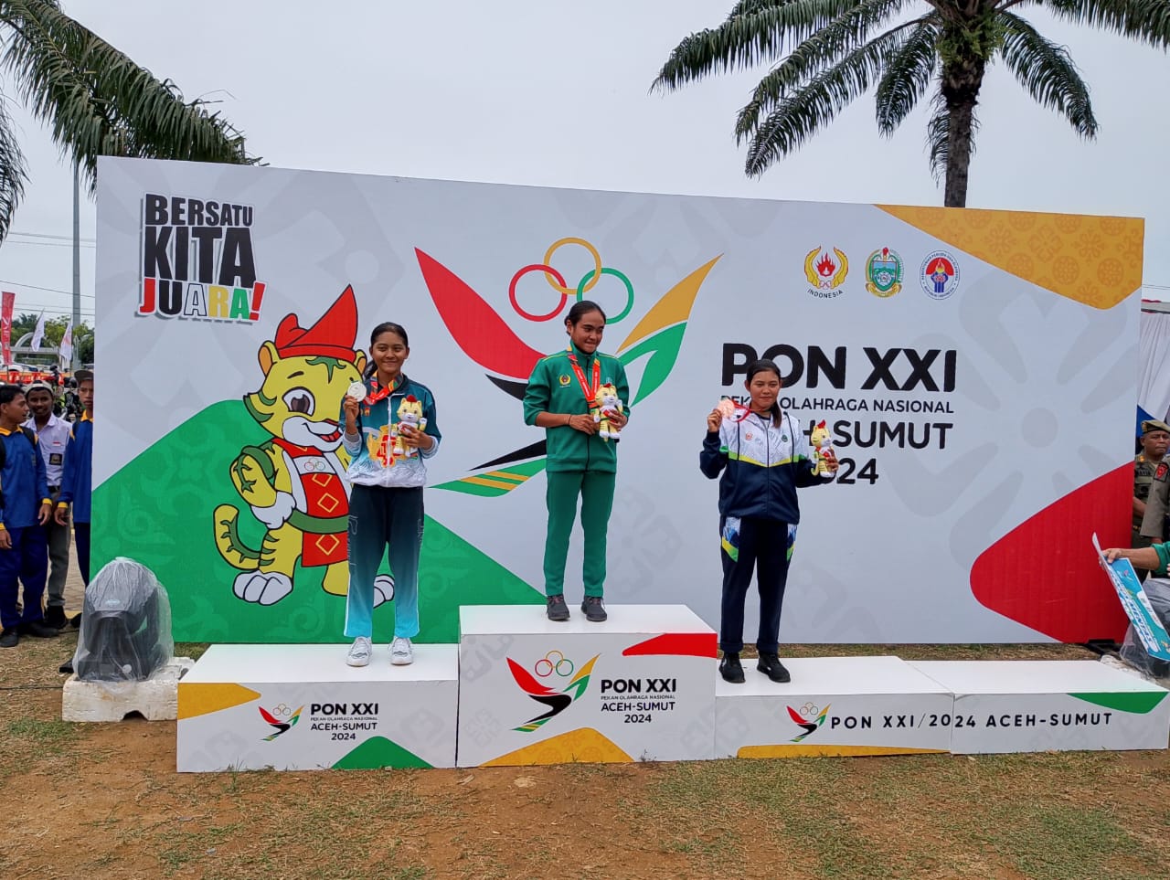 Shafa Al Zahra saat naik di podium balap sepeda putri nomor ITT PON XXI-2024 Aceh-Sumut