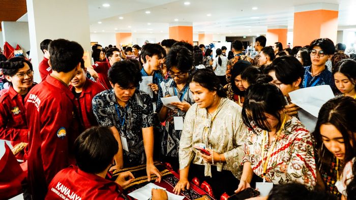 ANTUSIAS: Para mahasiswa baru UAJY saat mengikuti rangkaian kegiatan UKM dan Komunitas Fair 2024 Selasa (10/9/2024).