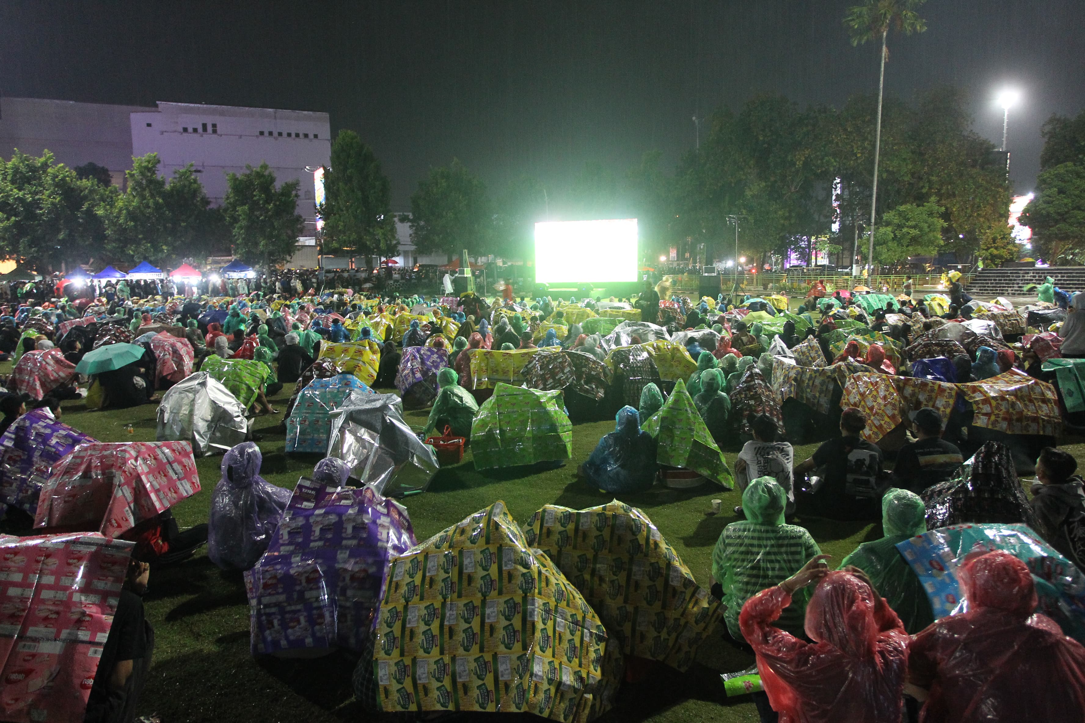 Masyarakat saat nobar Timnas Indonesia vs Australia di Lapangan Denggung, Sleman Selasa (19/9/2024) malam.