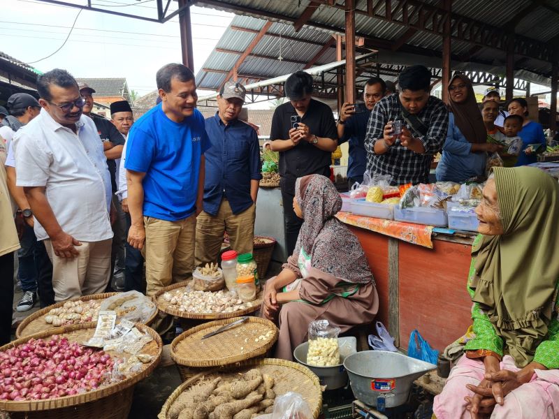 SAPA WARGA: Bakal calon gubernur Jateng Ahmad Luthfi mengunjungi Pasar Talun, Dukun pada Rabu (11/9/2024).