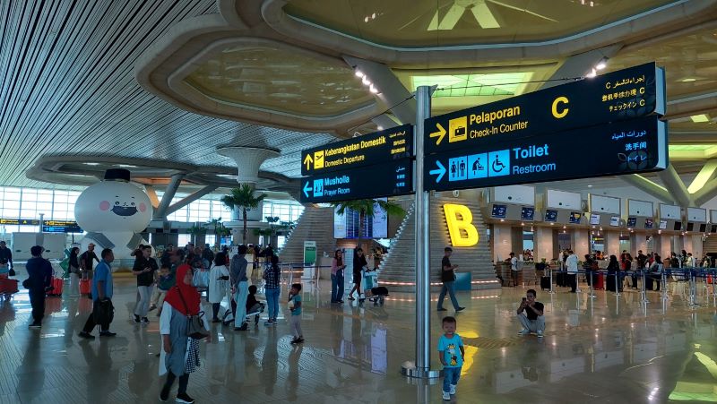 YIA: Penumpang memadati konter pengecekan bagasi.&nbsp;