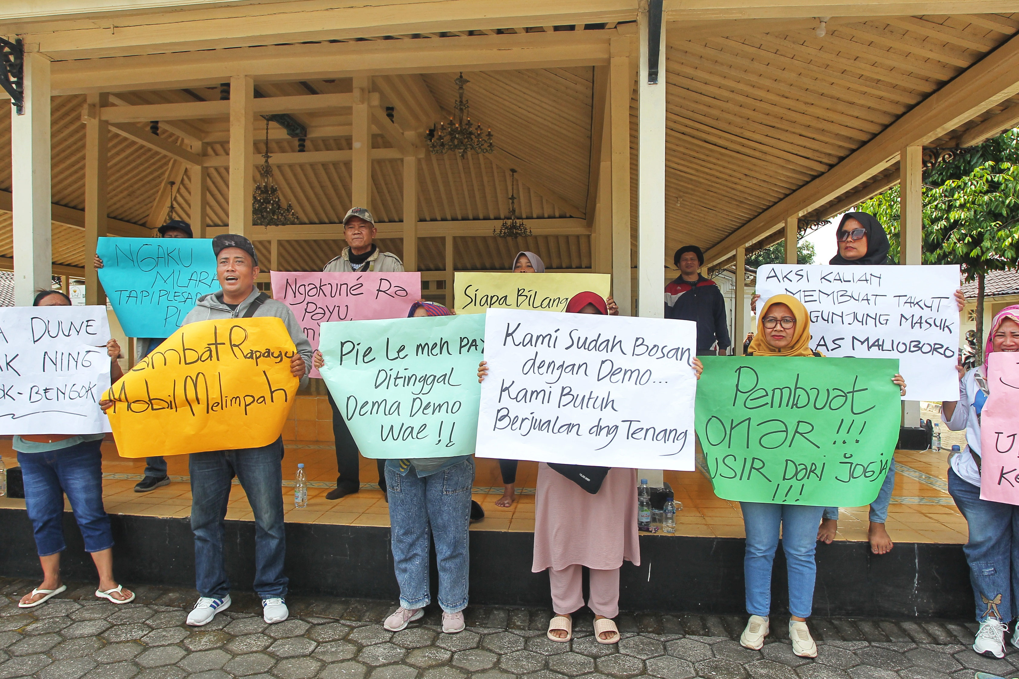 Sejumlah pedagang Teras Malioboro (TM) 2 mendukung kebijakan relokasi yang  dilakukan Pemda DIY. Mereka sepakat agar relokasi bisa dipercepat.