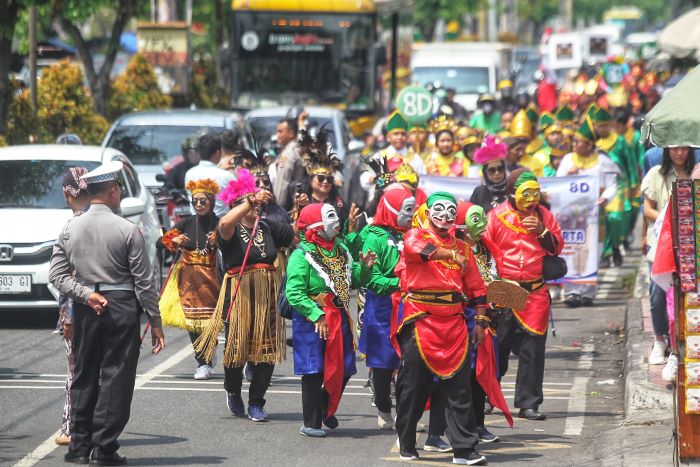 ANTUSIAS: Siswa SMPN 1 Jogja saat mengikuti pawai budaya di seputaran Jalan Cik Di Tiro hingga Jalan C Simanjuntak untuk peringatan hari ulang tahun ke-82 sekolah Rabu (11/9/2024).