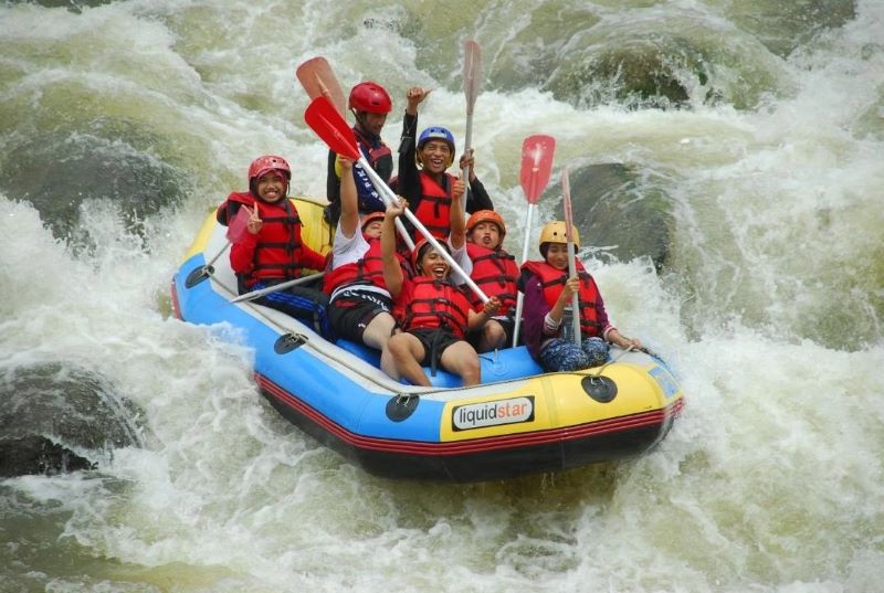 Keseruan arung jeram Sungai Elo Magelang.