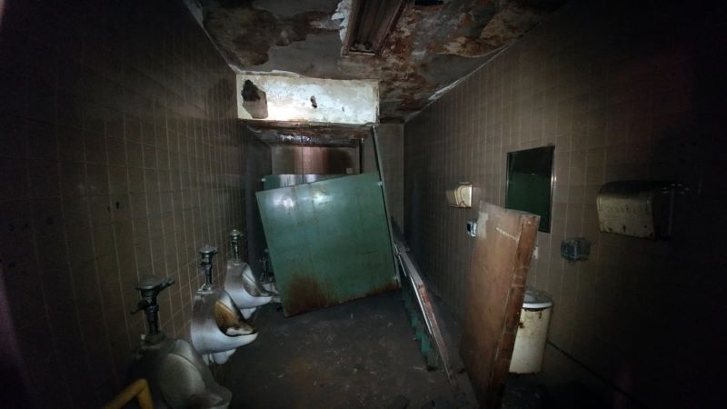 Toilet adalah tempat favorit mister gepeng.