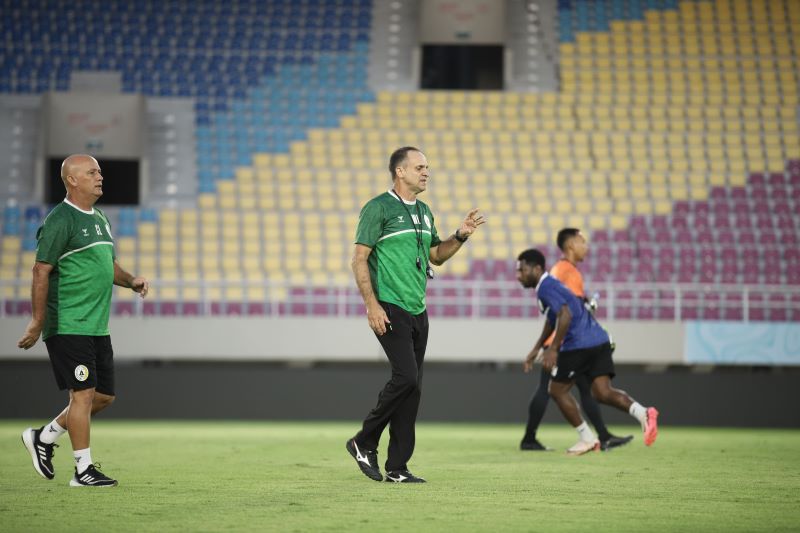 Pelatih PSS Sleman Wagner Lopes saat memimpin tim dalam latihan jelang pertandingan di Stadion Manahan, Solo.