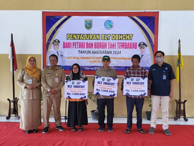 BANSOS : Dinsos P3A Kebumen menyalurkan bantuan sosial yang bersumber dari DBHCHT. Bantuan diberikan kepada 1.500 petani tembakau yang tersebar di wilayah Kebumen.