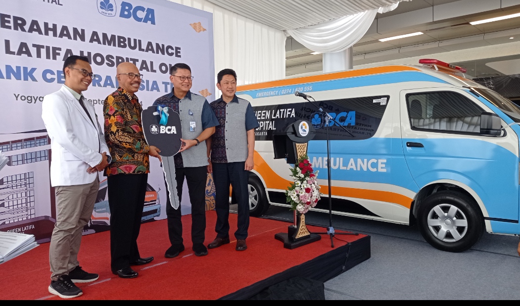 Penyerahan satu unit ambulans baru dari BCA kepada RSU Queen Latifa