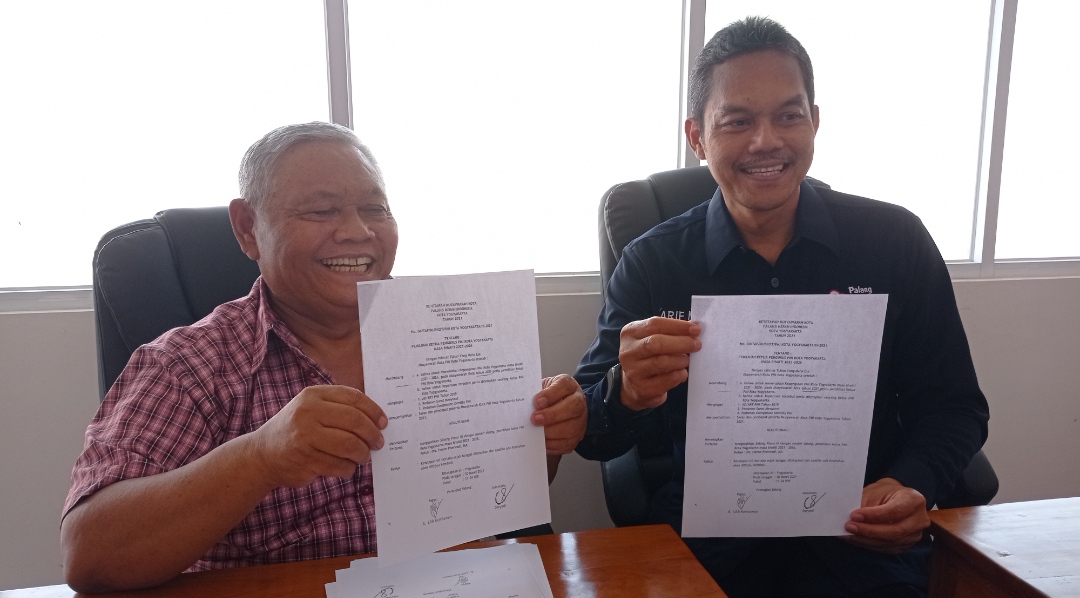 Kardi dan Arif Noor Hartanto menunjukkan Surat ketetapan muskot PMI Kota Jogja