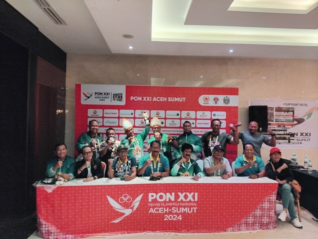 Ketua Umum KONI DIY Djoko Pekik dan jajaran pengurus KONI DIJ saat mendampingi tim binaraga.