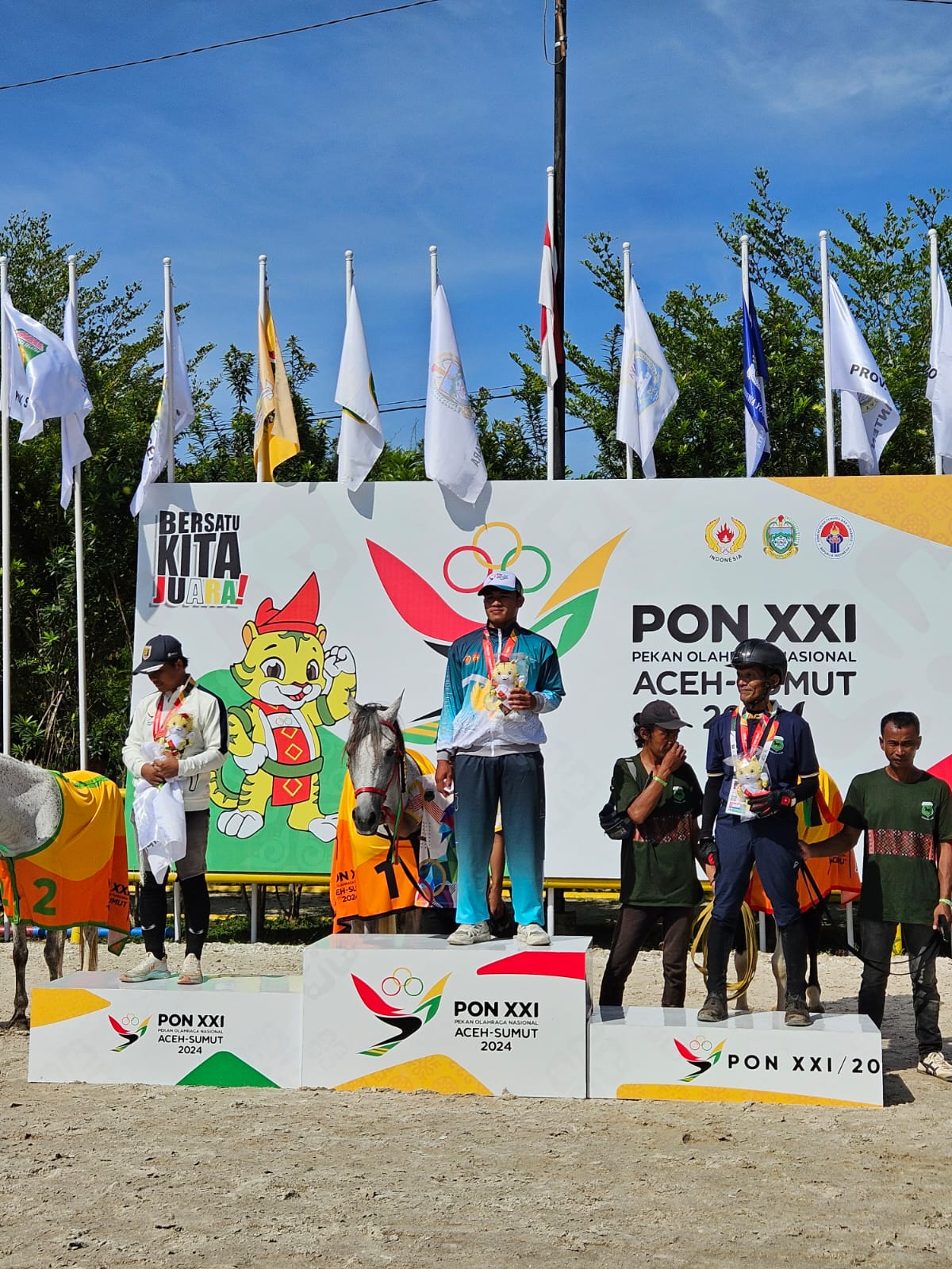 Atlet berkuda equestrian DIJ M. Sofyan saat menaiki podium juara di PON XXI Aceh-Sumut 2024.