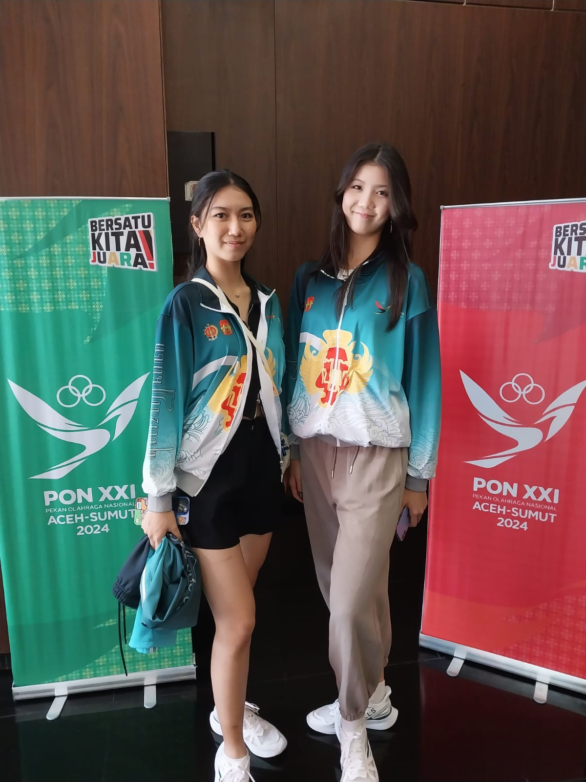 Dua atlet dancesport asal DIJ Elaine Hillary Ong (kanan) dan Frieda Adelia Sidharta (kiri) saat berfoto bersama
