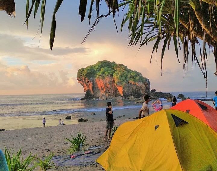 Pantai Jungwok Sumber : gungkidul.pikiran-rakyat.con