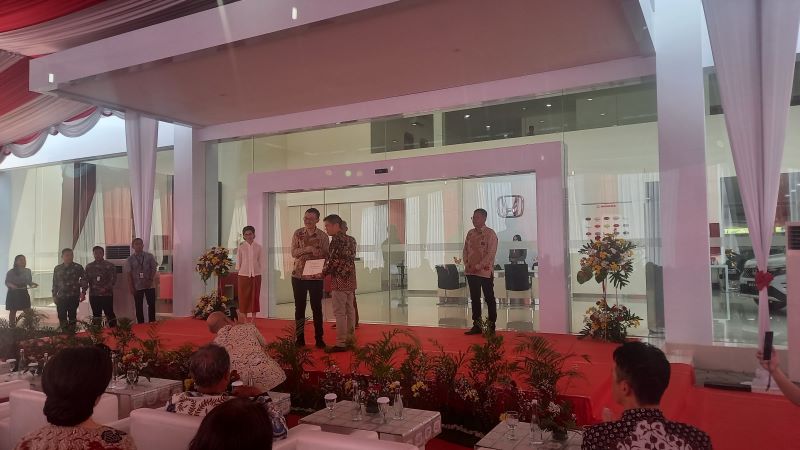Suasana potong pita dan suasana dealer Honda Anugerah Bantul yang baru saja diresmikan.