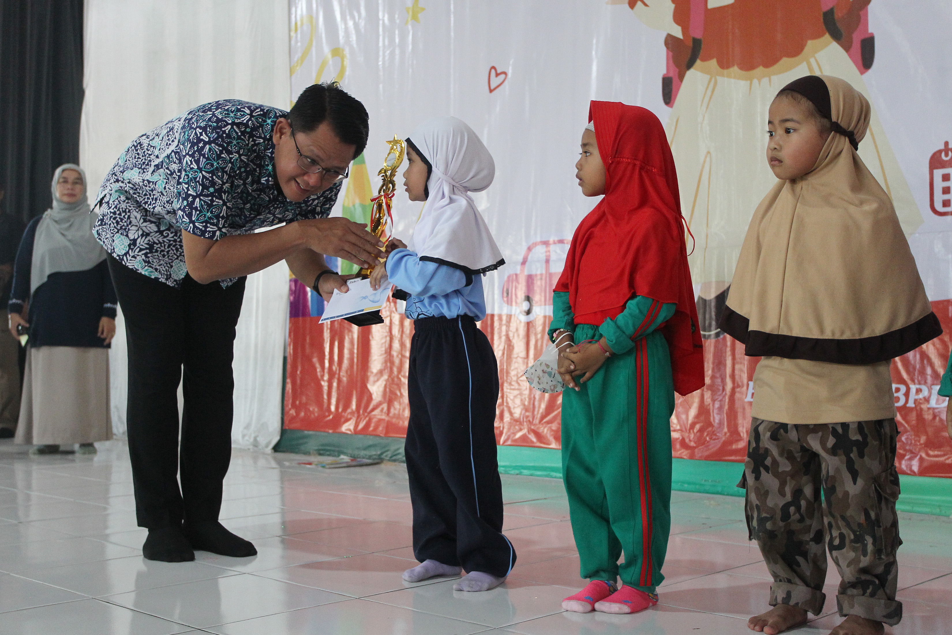 Wakil Bupati Sleman Danang Maharsa menyerahkan hadiah
