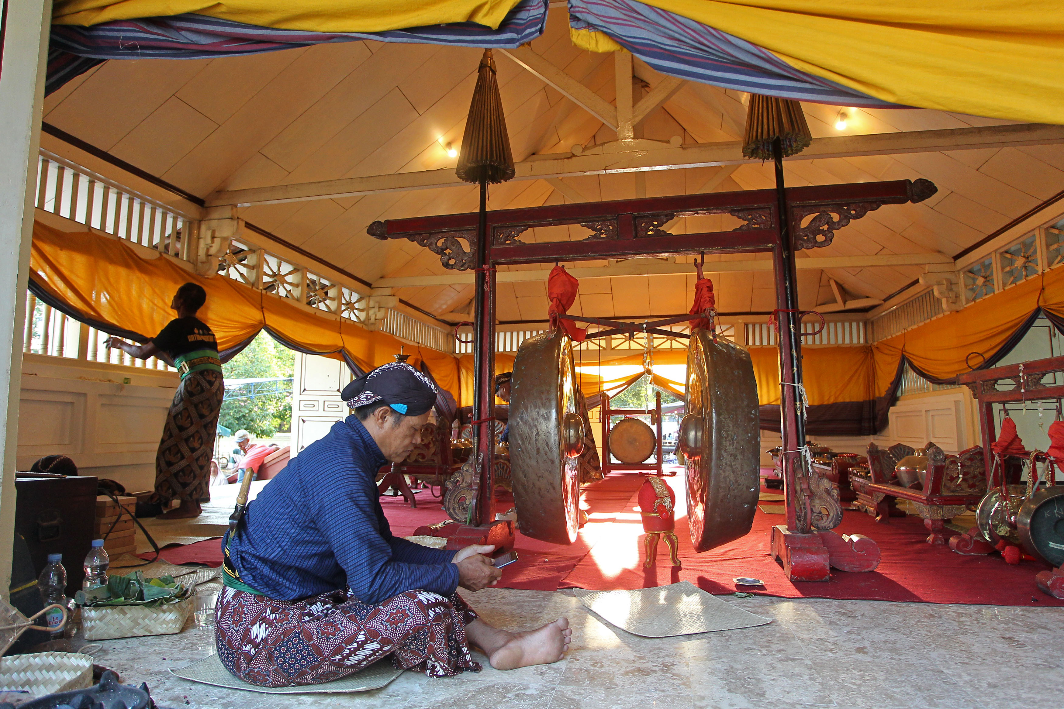 Gamelan Kyai Guntur Madu dan Kyai Naga Wilaga pusaka keraton ditabuh selama satu minggu penuh sebagai simbol syiar islam dan tanda dimulainya Sekaten 2024.