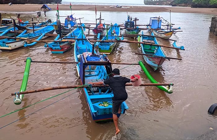 Aktivitas nelayan di Pantai Baron, Kalurahan Kemadang, Kapanewon Tanjungsari, Gunungkidul.