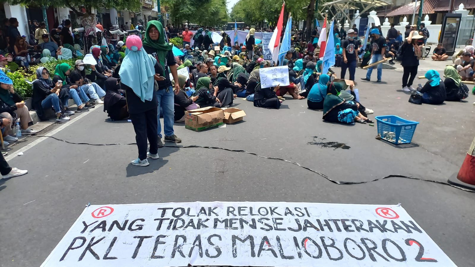 Demo pedagang TM 2 yang menolak relokasi yang tidak mensejahterakan
