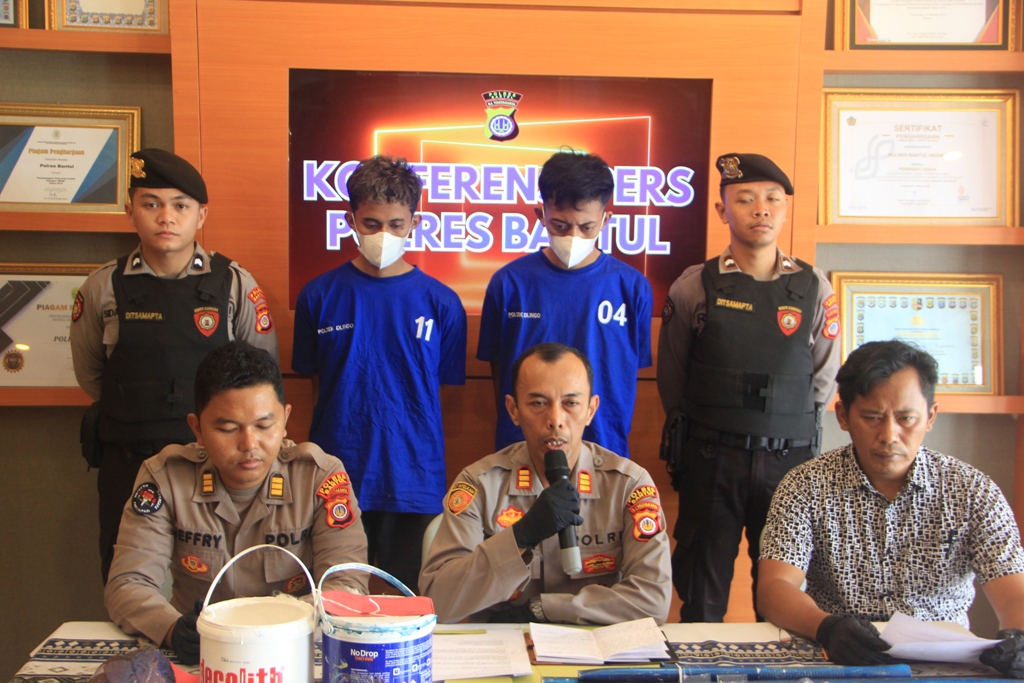 Polsek Dlingo meringkus dua pemuda warga Temuwuh, Dlingo, Bantul usai keduanya mencuri sebuah alat musik keyboard atau organ di SMP Taman Dewasa 1 Dlingo