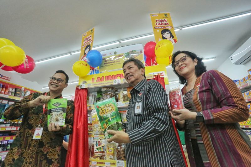 Pj Walikota Jogja Sugeng Purwanto, Sudarman Branch Manager Alfamart Cabang Klaten, Kadis Perdagangan Kota Jogja Veronica Ambar Ismuwardani  saat launching UMKM di Alfamart Ki Ageng Pemanahan Jogja