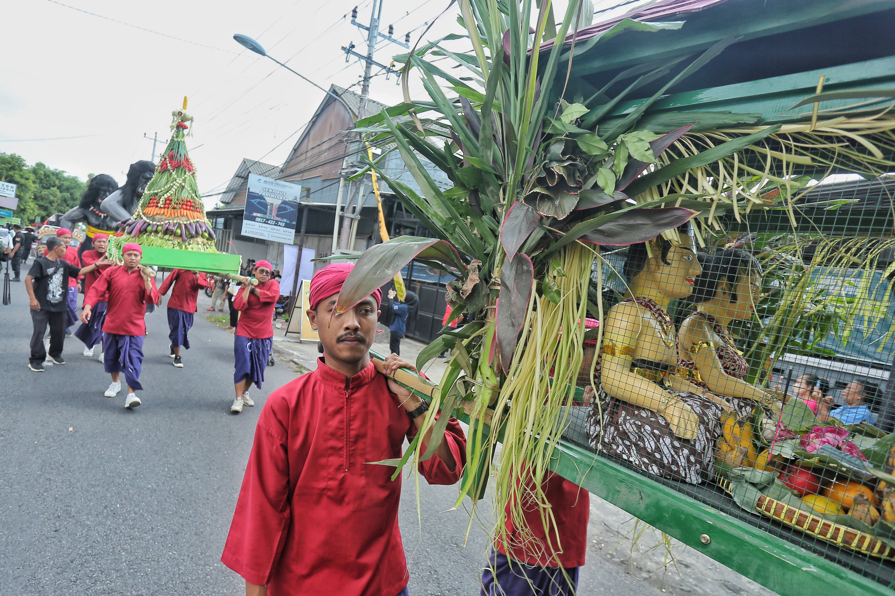 Salah satu kontingen menampilkan potensi budaya  lewat Festival Garis Imajiner.