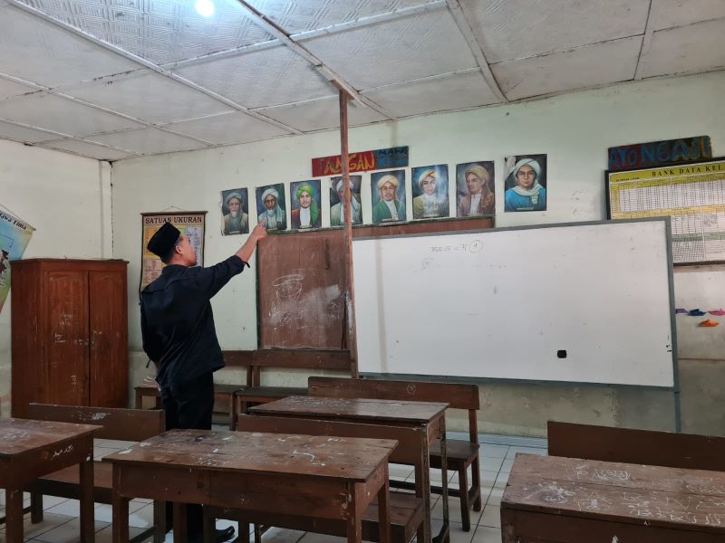 KURANG LAYAK: Atap ruang kelas di MI Sirojul Munir bocor. Sehingga guru menggabungkan kelasnya demi keselamatan siswa.
