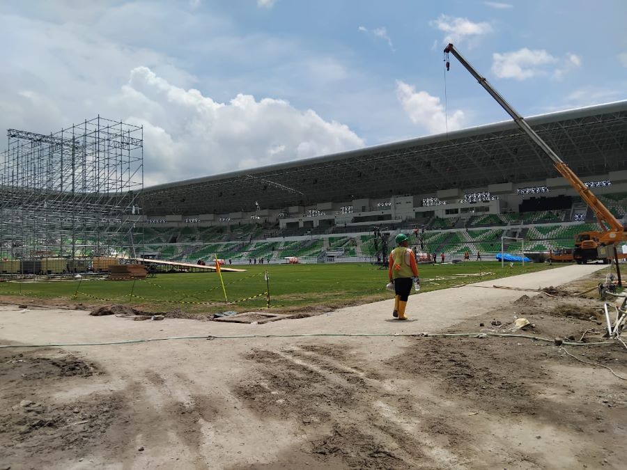 Keterangan Suasana di venue area GOR Sport Center Deli Serdang, Medan Sumatera Utara yang masih berantakan.