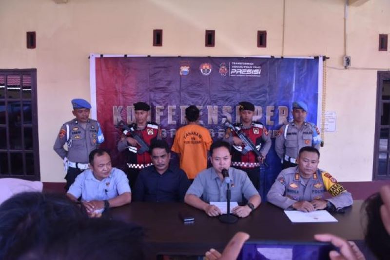 FR, pelaku kekerasan anak di Bulukumba, Sulawesi Selatan mengenalkan baju tahanan.