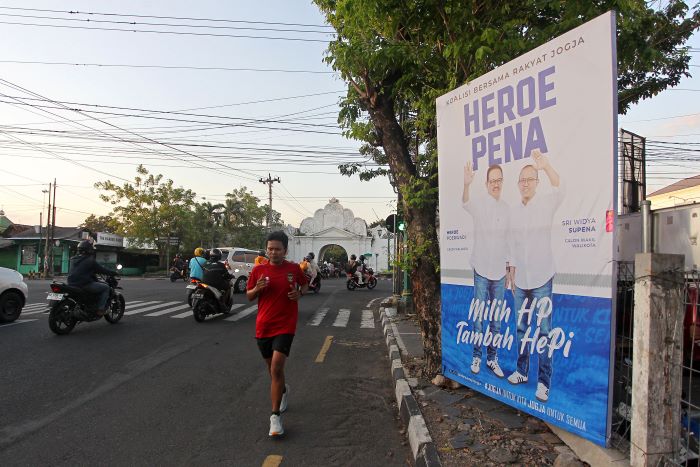 BELUM DITINDAK: Salah satu baliho bakal calon pasangan Pilwalkot Jogja di simpang empat Plengkung Gading Jumat (13/9/2024).