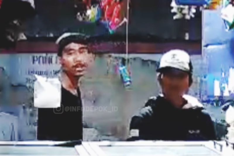 Dua pemuda tertangkap kamera melakukan aksi pencurian hp di sebuah warung di Cipayung, Depok, Jawa Barat.