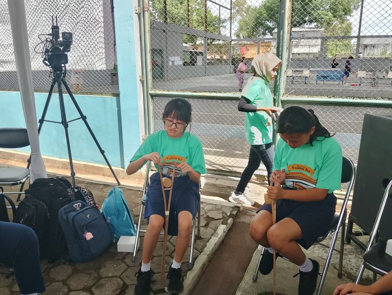 Pelajar SMP di Purworejo diajak membuat permainan tradisional di kompleks Museum Tosan Aji Purworejo.
