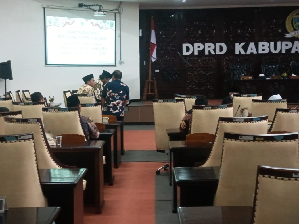 TUNDA RAPAT : Rapat Paripurna DPRD Kebumen dengan agenda pengumuman pembentukan fraksi sempat ditunda dua kali. Hal ini karena anggota dewan dari PDIP, PPP dan PAN tak kunjung hadir.