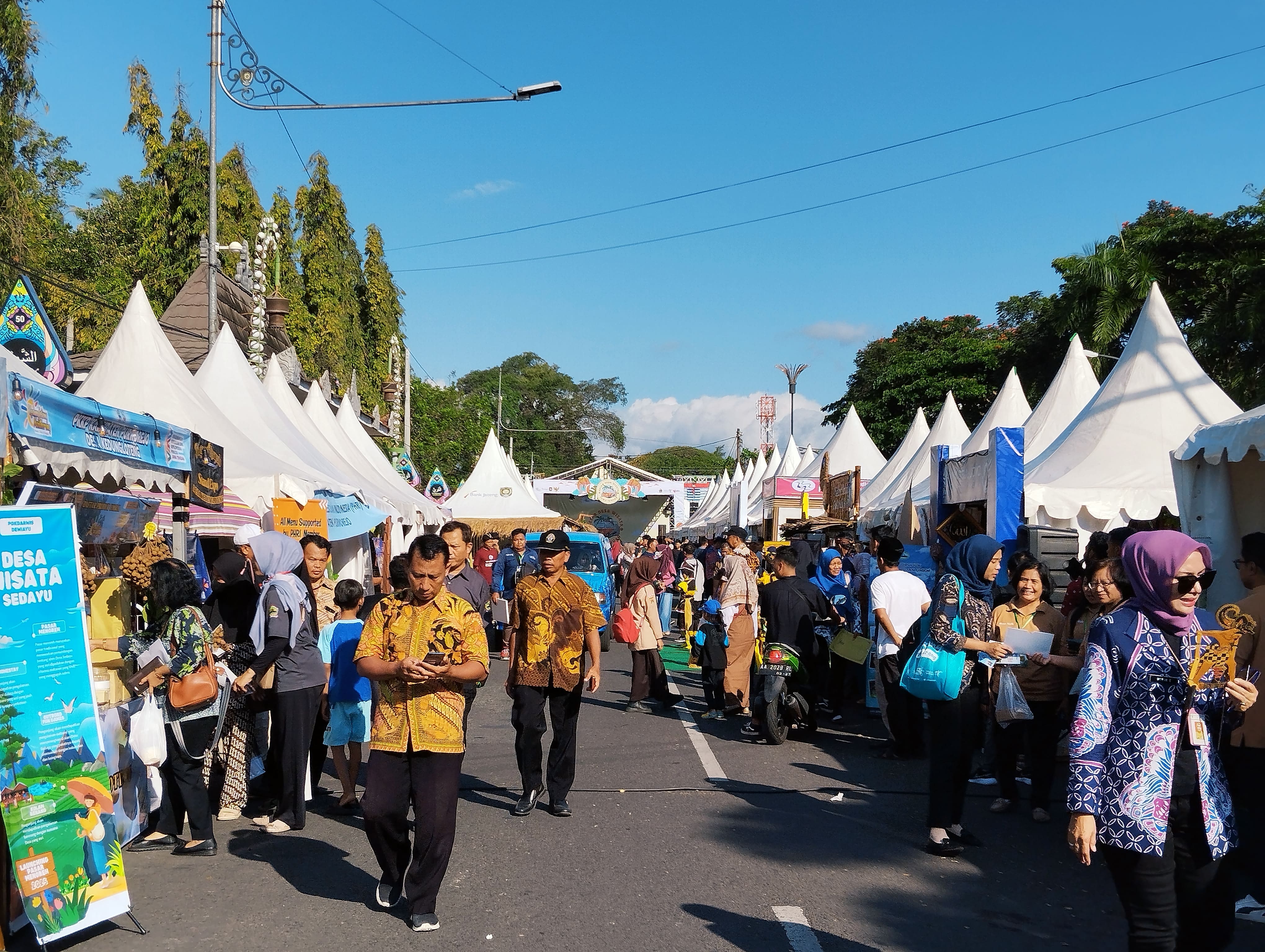 Suasana pameran desa wisata dan ekraf Jateng 2024 di kawasan Alun-Alun Purworejo, Jumat (13/9).