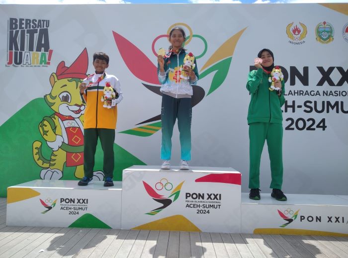 Shafa Al Zahra saat menaiki podium juara.