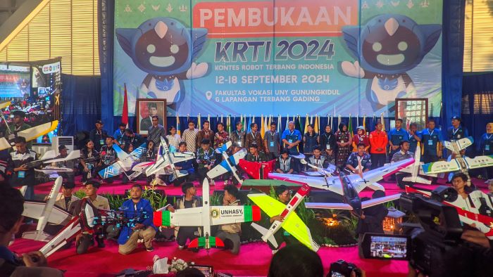 TUAN RUMAH: Pembukaan kontes robot terbang Indonesia di Gedung Olahraga Vokasi UNY Gunungkidul Jumat (13/9/2024).