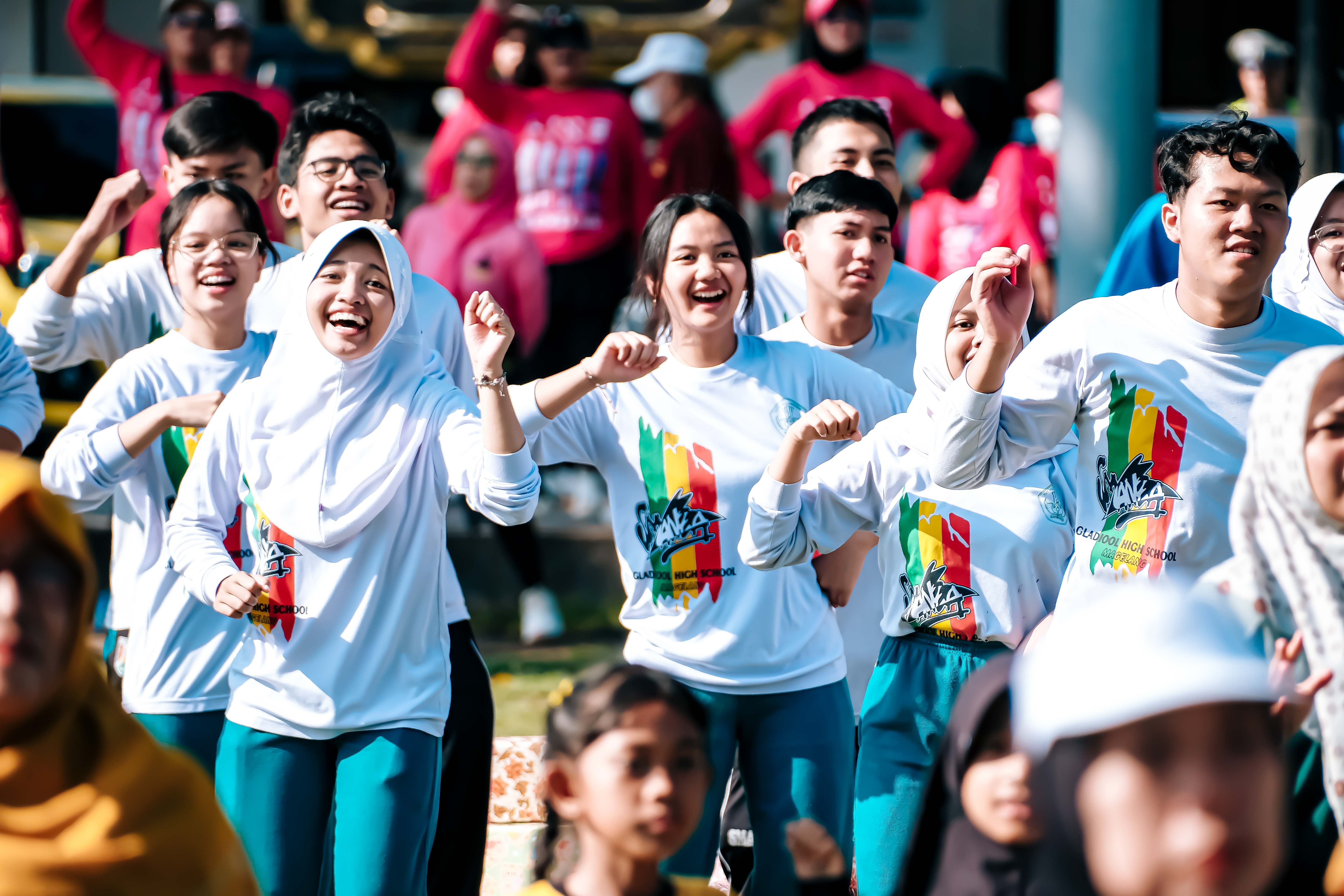 SEMANGAT: Para pelajar dan warga Kota Magelang tampak bersemangat mengikuti senam bersama dalam rangka Haornas 2024 di alun-alun, Jumat (13/9).