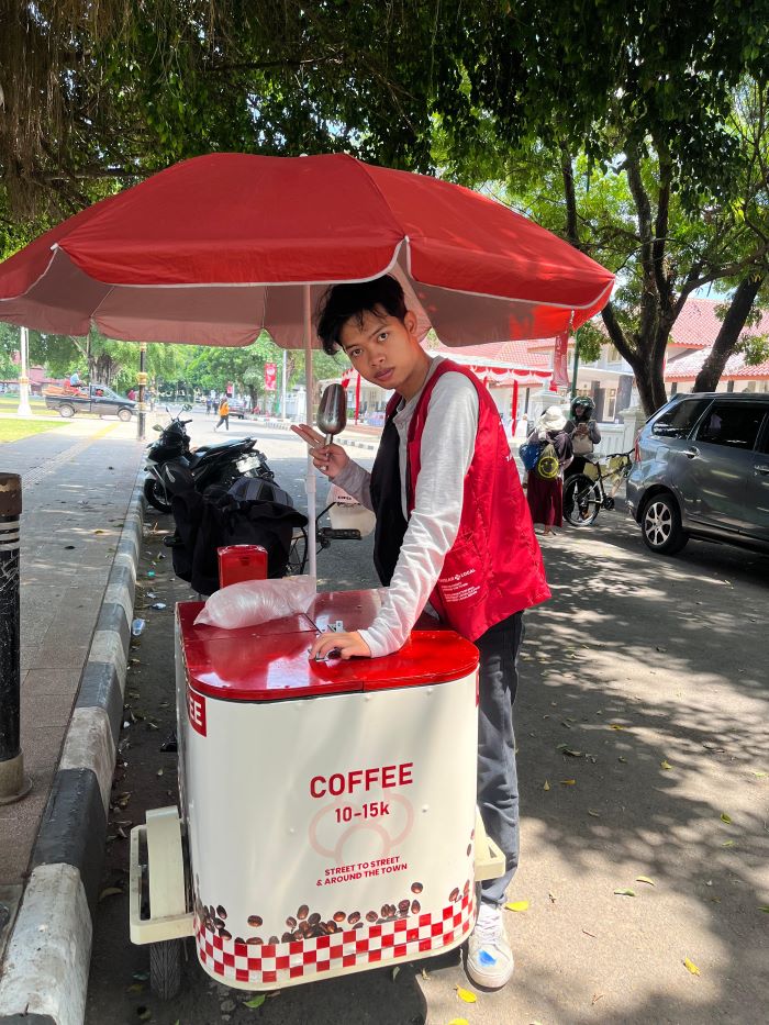 READY TO DRINK: Penjaja street coffee di kawasan Pemkab Sleman yang menyediakan kopi siap minum dalam kemasan cup Jumat (13/9/2024).