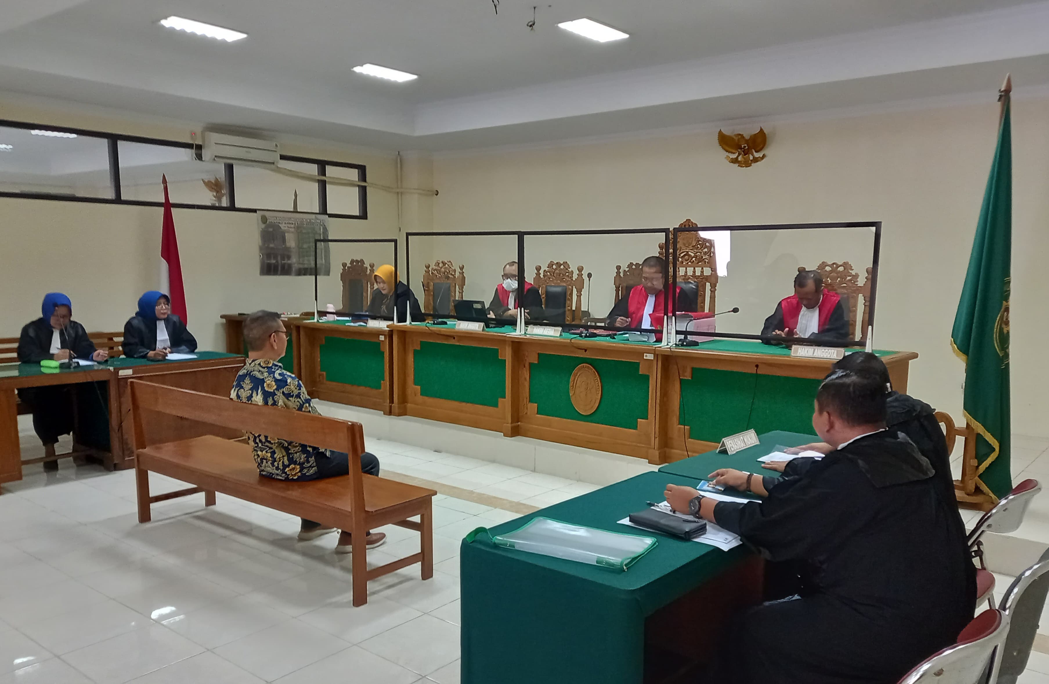PERDANA: Terdakwa Nur Achmad Affandi saat menjalani sidang pembacaan dakwaan atas kasus tipikor dana operasional PT Taru Martani di Pengadilan Tipikor Jogja, Kamis