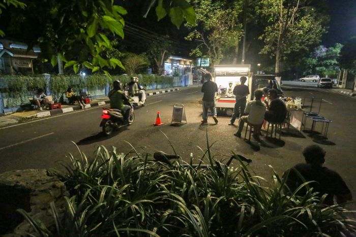 TAK ADA SEKAT: Pengunjung saat duduk berdampingan dengan pelanggan lain di street coffee kawasan Kotabaru, Jogja Kamis (12/9/2024).