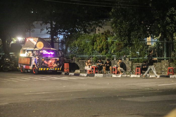 TAK ADA SEKAT: Pengunjung saat duduk berdampingan dengan pelanggan lain di street coffee kawasan Kotabaru, Jogja Kamis (12/9/2024).