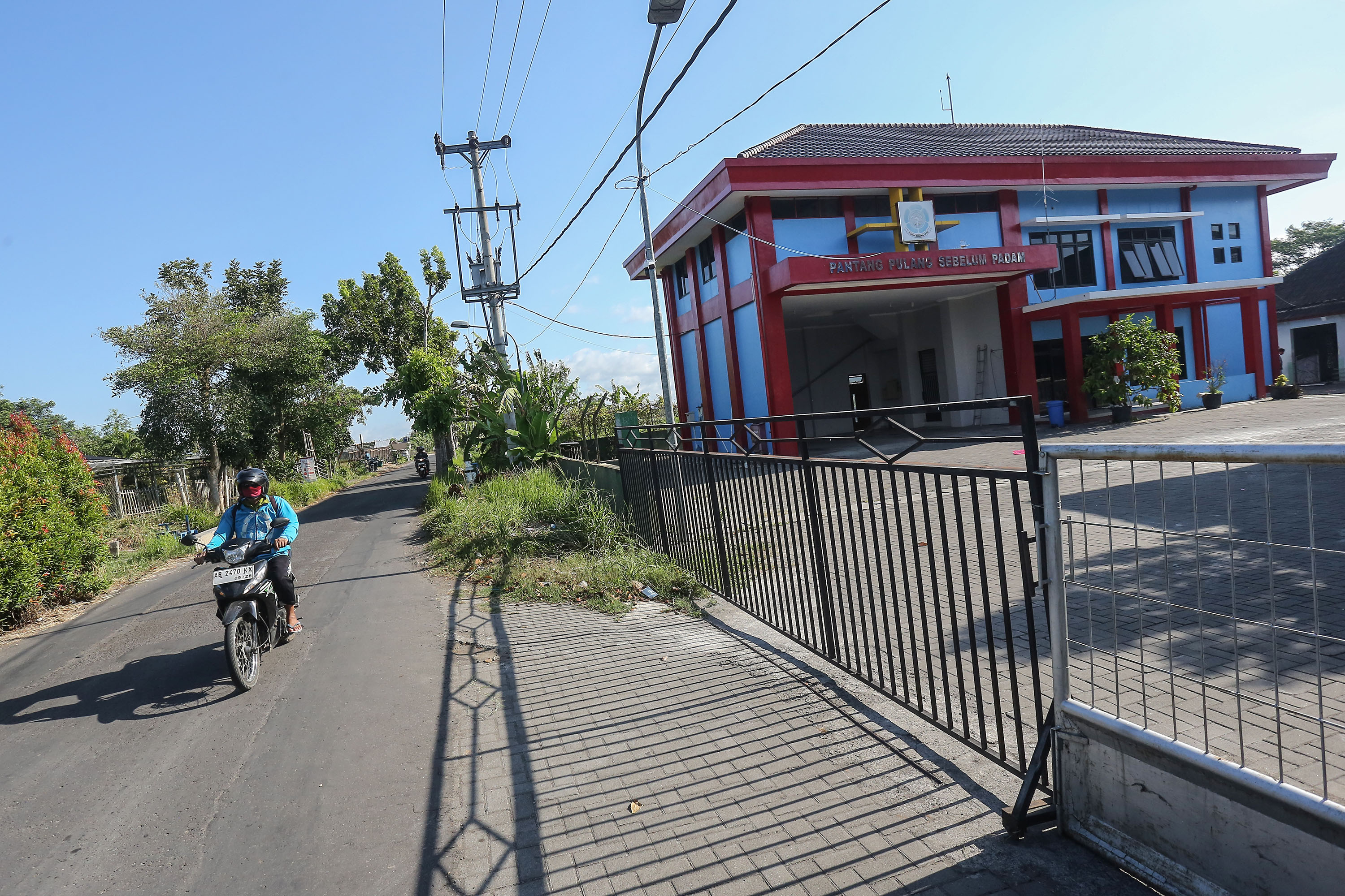 Pengendara motor melintas di depan kantor Pemadam Kebakaran Godean yang tutup sementara, Jumat (13/9).