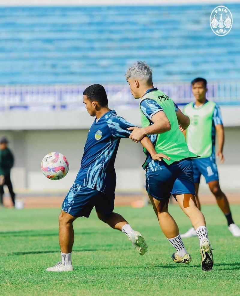 Para pemain PSIM sedang berlatih.