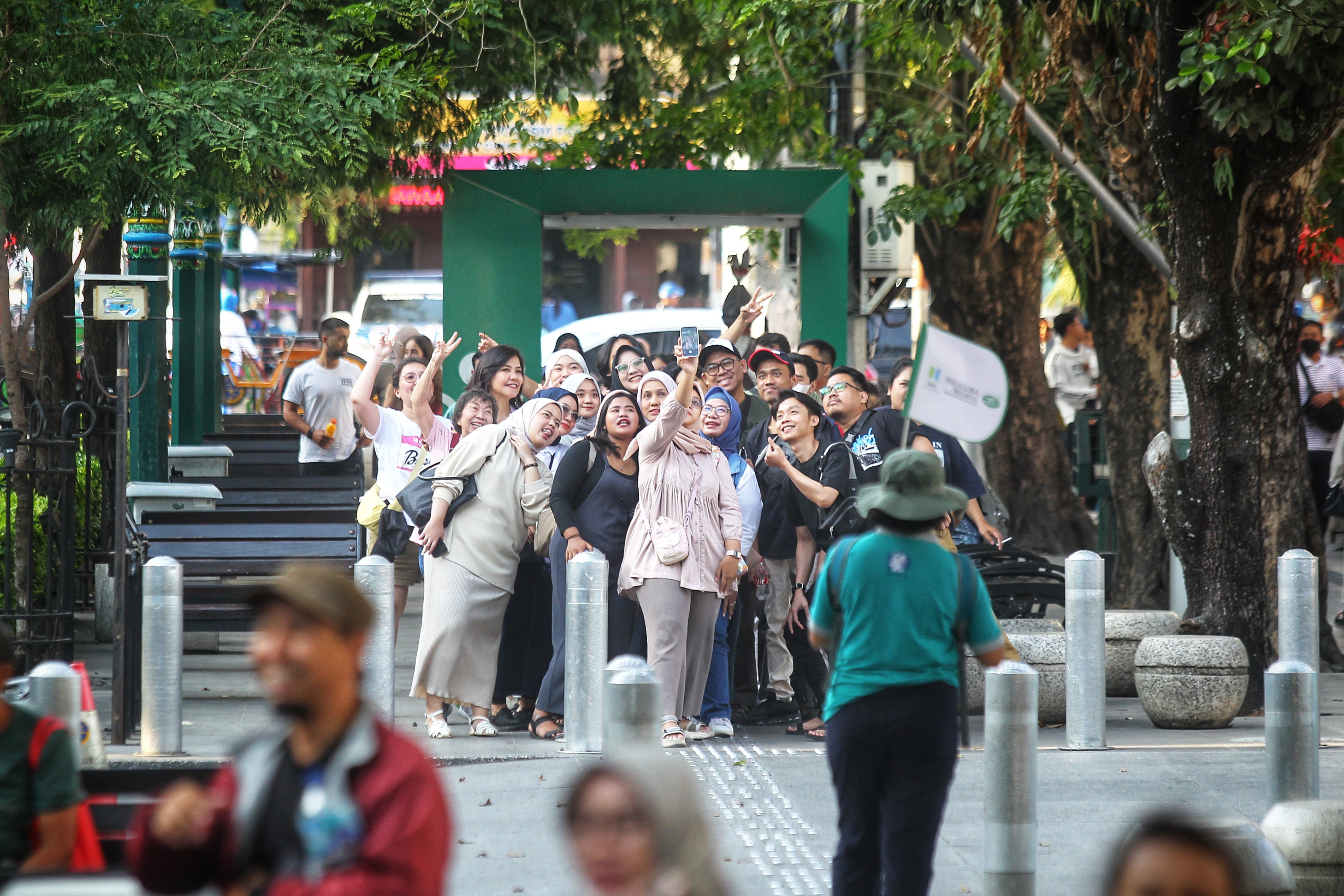 Wisatawan menikmati suasana pedestrian Malioboro saat libur long weekend, Sabgtu (14/9/2024)