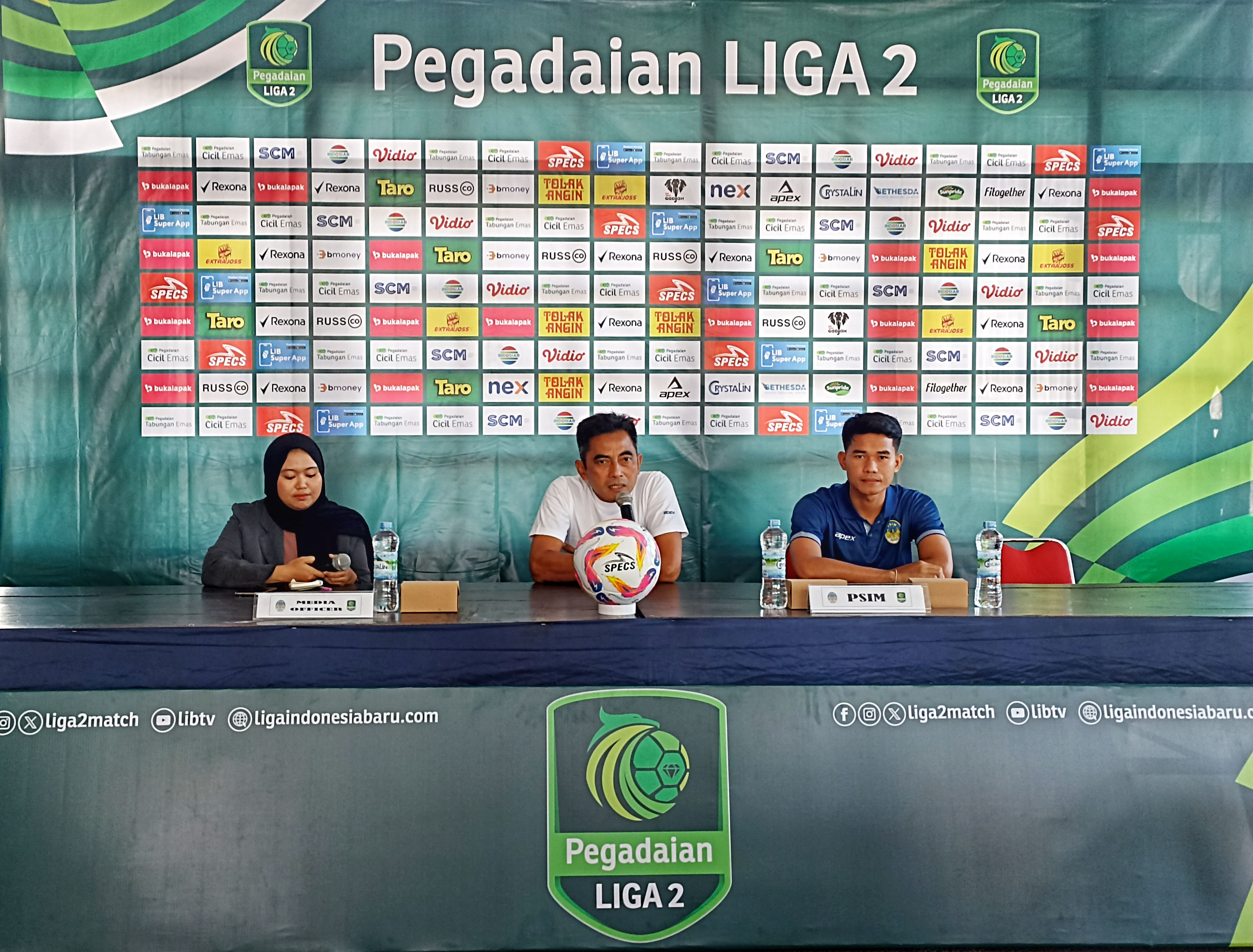 Pelatih PSIM Yogyakarta Seto Nurdiyantara dan  pemain PSIM Yogyakarta Adittia Gigis  saat jumpa pers Sabtu (14/9/2024)
