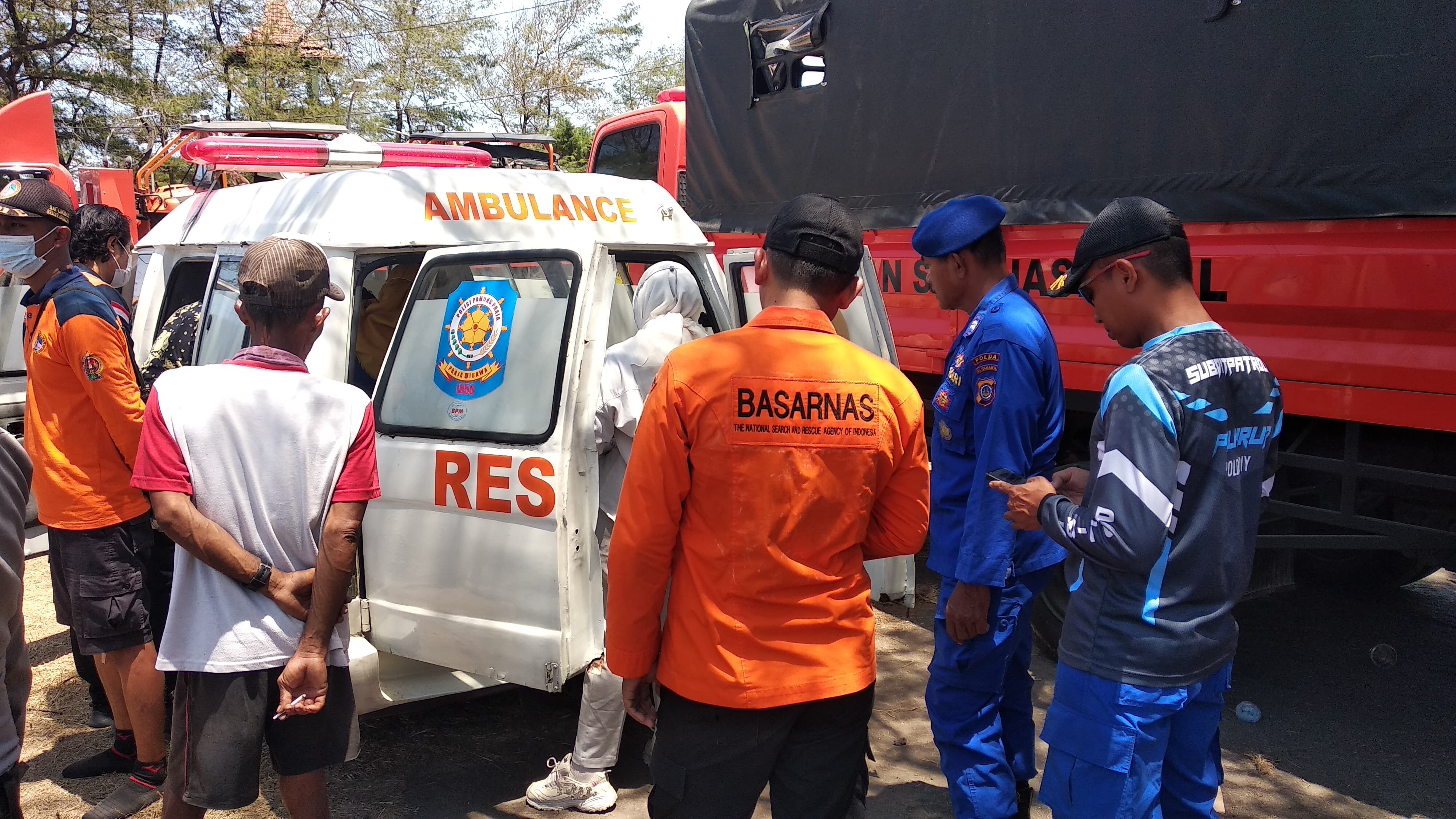 Tim SAR gabungan saat mengevakuasi jenazah Mujana, 60, setelah melakukan penyisiran intensif di Pantai Pandansimo, Bantul, Sabtu (14/9/2024).
