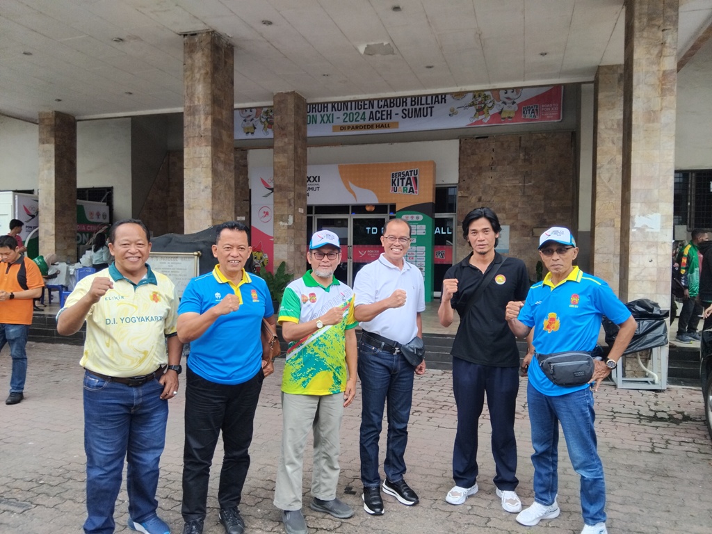 Sekprov DIJ Beny Suharsono dan Sekretaris Komisi D DPRD DIJ Imam Taufik bersama para pengurus KONI DIJ usai monitoring cabor biliar di Medan.