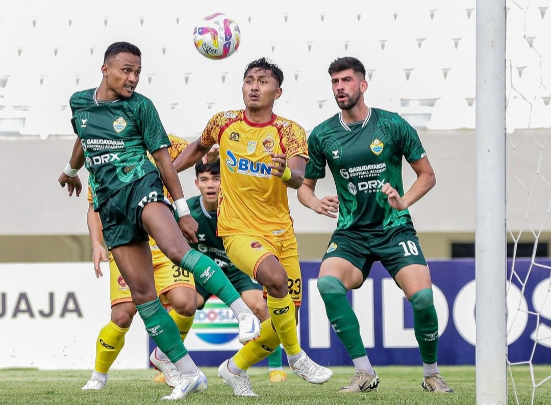 SENGIT: Duel antara pemain PSKC Cimahi dan Sriwijaya FC dalam lanjutan Pegadaian Liga 2 yang berakhir imbang 1-1 (ig pskc_cimahi)