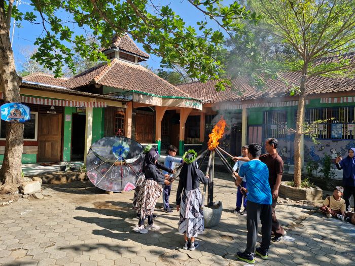 TIDAK BIASA: Kegiatan luar kelas oleh siswa SDN Banyuripan yang diawali menyalakan obor dan menerbangkan layang-layang Minggu (15/9/2024).