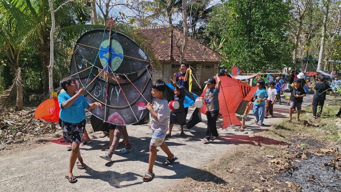 TIDAK BIASA: Kegiatan luar kelas oleh siswa SDN Banyuripan yang diawali menyalakan obor dan menerbangkan layang-layang
